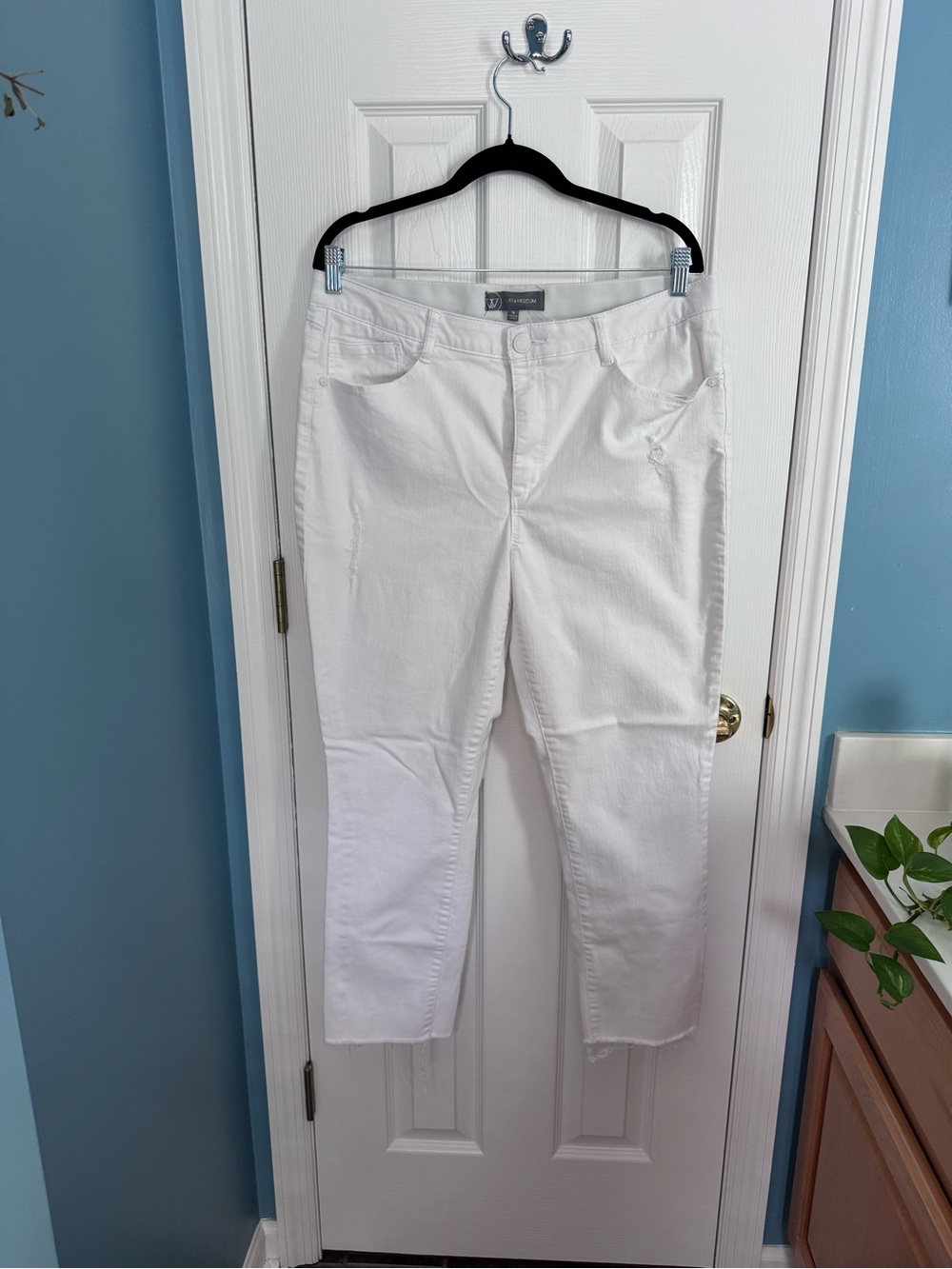 Wit & Wisdom White Didtressed Straight Leg Women's Jeans